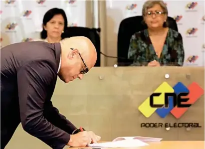  ??  ?? CONCRETA. El ministro Jorge Rodríguez firma, en nombre del gobierno, el acuerdo para postergar las elecciones.