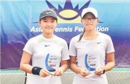  ?? — Photo by Teo Chi Wei ?? Jane Sze (right) and Ngo Chung with their trophies.