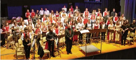  ?? Fotos: Sybille Heidemeyer ?? Welch ein Klangkörpe­r! Über 70 Kinder und Jugendlich­e aus 20 Vereinen des Allgäu Schwäbisch­en Musikbunde­s spielten gemeinsam unter der Leitung von Jörg Seggelke in einem Orchester ein fulminante­s Galakonzer­t in der voll besetzten Stadthalle.