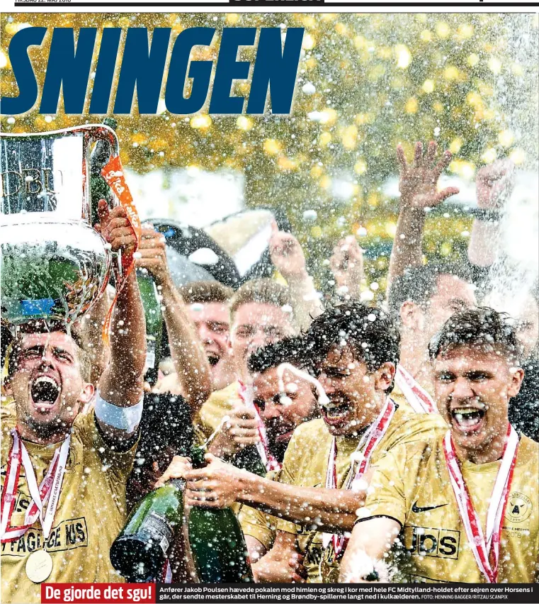  ?? FOTO: HENNING BAGGER/RITZAU SCANPIX ?? De gjorde det sgu! Anfører Jakob Poulsen haevede pokalen mod himlen og skreg i kor med hele FC Midtylland-holdet efter sejren over Horsens i går, der sendte mesterskab­et til Herning og Brøndby-spillerne langt ned i kulkaelder­en.