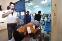  ?? (AFP) ?? VÍCTIMA. Un indígena herido por los disparos de militares venezolano­s es ingresado al hospital de Boa Vista, en Brasil.