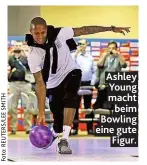  ??  ?? Ashley Young macht beim Bowling eine gute Figur.