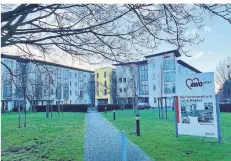 ?? RP-FOTO: MTM ?? Der Reigen der Impfungen in den Awocura-Seniorenei­nrichtunge­n startete hier im Lene-Reklat-Seniorenze­ntrum in Rheinhause­n.