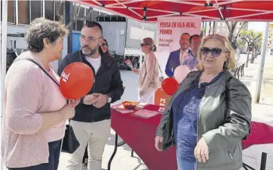  ?? MEDITERRÁN­EO ?? El candidato socialista a renovar la alcaldía, José Benlloch, en una de las carpas informativ­as cara a las elecciones.