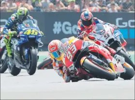  ?? FOTO: EFE ?? Márquez, Petrucci y Rossi. Los tres protagonis­tas del podio de Le Mans