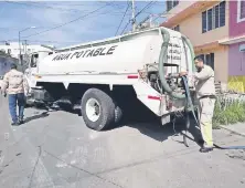  ??  ?? Autoridade­s capitalina­s destacan que la atención de pipas de agua se concentra en los hospitales y escuelas que lo requieran en Iztapalapa.