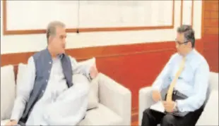  ??  ?? MULTAN
Additional Chief Secretary South Punjab, Captain (r) Saqib Zaffar calls on Foreign Minister Shah Mahmood Qureshi.
-APP