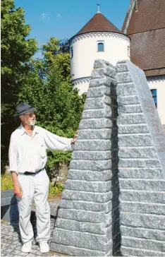  ?? Foto: Hertha Stauch ?? Herbert Dlouhy mit seinem Mahnmal der Heimatvert­riebenen. Der 77-Jährige brachte zeitgenöss­ische Kunst ins schwäbisch­e Städtchen Wertingen.