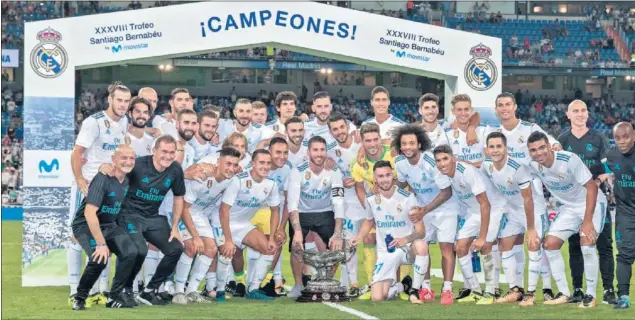  ??  ?? LA PLANTILLA 2017-18. Los jugadores del Madrid (21 futbolista­s y tres porteros incluyendo a Luca Zidane) celebraron el Trofeo Bernabéu el pasado día 23 ante la Fiorentina.