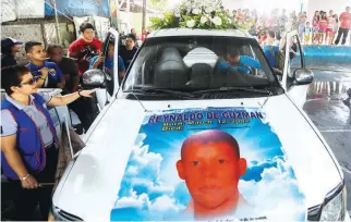  ??  ?? FUNERAL FOR ‘KULOT’ – The hearse bearing the body of Reynaldo ‘Kulot’ de Guzman prepares to leave the house of the teenager in Cainta City at the head of a funeral convoy to the Pasig City cemetery where he was buried Wednesday. Questions still shroud...