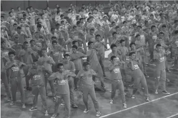  ?? JOY TORREJOS ?? For three minutes, around 900 inmates of Cebu Provincial Detention and Rehabilita­tion Center yesterday danced to the rhythm of “New Thang” to show their support to the candidacy of Davide and Magpale.