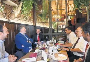  ??  ?? EN LAS ESTACIONES DE JUAN. De izquierda a derecha: Jesús Mínguez, Julián García Angulo, Andrés Rodríguez Castelao (director de marketing de ADESP), Tomás Roncero, Alfredo Relaño y Juan Gutiérrez.