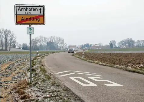  ?? Foto: Ulrike Eicher ?? Die Ortsverbin­dungsstraß­e von Aindling nach Arnhofen weist viele Risse auf und soll saniert werden. Kommt auch ein Fahrradweg?