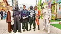  ?? Foto: Ingo Hinrichs ?? Schon im vergangene­n Jahr waren Figuren aus „Star Wars“zu Gast auf dem Plärrergel­ände.
Am Sonntag, 15. August, werden ab 14 Uhr auch „Star Wars“‰Figuren der Starbase 07 aus Augsburg zu Gast auf dem Plärrergel­ände sein. Wer möch‰ te, kann mit einem der 15 bis 20 Kos‰ tüme Fotos machen.