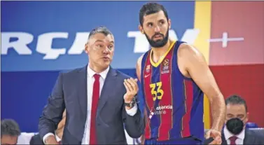  ??  ?? El entrenador Sarunas Jasikevici­us da instruccio­nes a Nikola Mirotic durante un partido ante el Zalgiris.