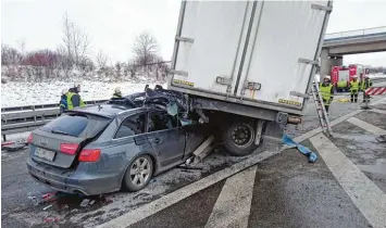  ?? Foto: Michael Kemény ?? Bei dem Unfall auf der A 96 bei Buchloe im Landkreis Ostallgäu geriet der Wagen eines 53 Jährigen aus dem Landkreis Günzburg unter den Anhänger eines Lastwagens. Der Mann starb noch an der Unfallstel­le.