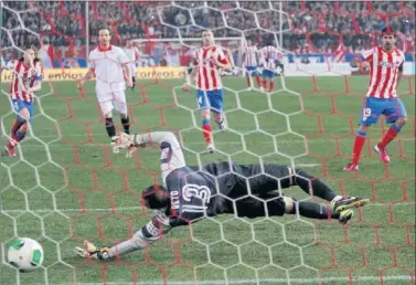  ??  ?? DE PENALTI. Costa bate a Beto en el partido de ida de semifinale­s de la Copa de la 12-13.