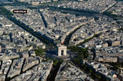  ??  ?? La constructi­on de l’Arc de Triomphe est initiée par Napoléon en 1806. Haut de 49,50 m, il s’élève audessus de la place de l’Étoile (8e arrondisse­ment), qui distribue douze avenues percées par Haussmann.