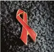  ?? Symbolfoto: Fredrik von Erichsen, dpa ?? Die rote Schleife steht als Symbol für Aids. ULM