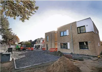  ?? RP-FOTO: F.-H. BUSCH ?? An der Steyler Straße in Kaldenkirc­hen entsteht seit Anfang des Jahres eine Anlage mit zehn Wohnungen. 2018 sollen sie bezogen werden können.