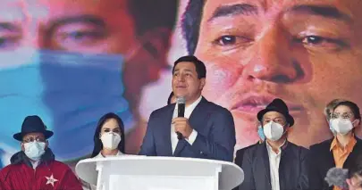  ??  ?? k Horas después de asegurar que había ganado, Andrés Arauz volvió a dirigirse al público para reconocer el traspié electoral.