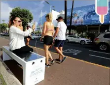  ?? (Photo Patrice Lapoirie) ?? Le banc connecté situé au square Mérimée, juste en face du Palais des festivals.