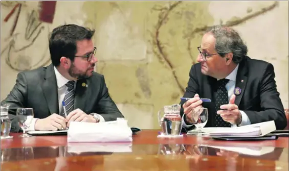  ?? / ANDREU DALMAU (EFE) ?? Quim Torra y Pere Aragonès, ayer durante la reunión semanal del Govern en Barcelona.