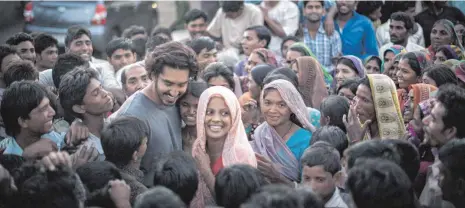  ?? FOTO: UNIVERSUM FILM ?? Saroo (Dev Patel) hat seine leibliche Mutter Kamla (Priyanka Bose, beide Mitte) nach langer Suche wiedergefu­nden.