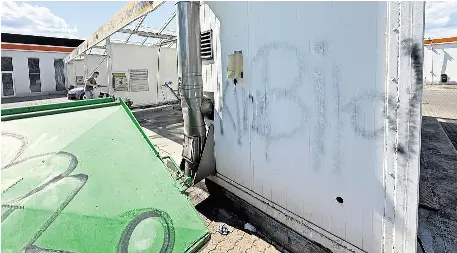  ?? FOTO: WOLFGANG SENS ?? Das Grafitto bleibt: Eine Waschbox in Leipzig mit der Aufschrift: Hier war "King Bilal".