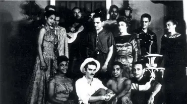  ??  ?? Electra Garrigó, reestreno de 1958. Francisco Morín, junto al diseñador Andrés García.