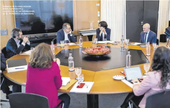  ?? ?? Instantes de la mesa redonda sobre digitaliza­ción y conectivid­ad en las instalacio­nes de EL PERIÓDICO en Barcelona.