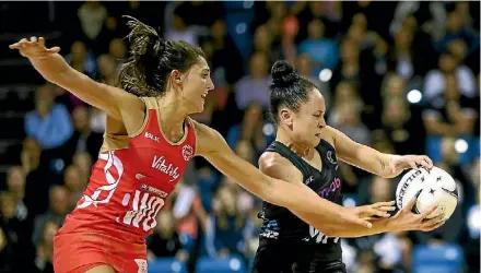  ?? PHOTO: GETTY IMAGES ?? England’s Beth Cobden puts pressure on Whitney Souness in Auckland last week. Australia4­7