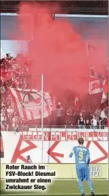  ??  ?? Roter Rauch im FSV-Block! Diesmal umrahmt er einen Zwickauer Sieg.