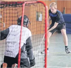  ??  ?? Nach ein paar Aufwärmübu­ngen ging es für den Floorball-Neuling Nils Jewko direkt ins erste Spiel. Den Torhüter konnte er jedoch nicht überwinden.