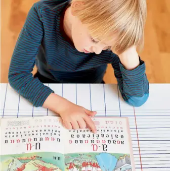  ??  ?? La méthode syllabique, autrement dit le b. a.-ba, c’est celle qu’utilise ce garçon de 6 ans pour apprendre à lire. Jean-Michel Blanquer est un adversaire farouche de la méthode dite « mixte », globale au démarrage puis syllabique.