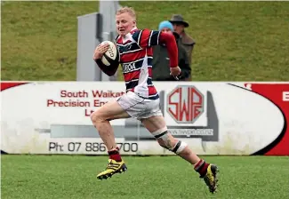  ?? LAWRENCE GULLERY ?? Southern United’s Kane Adams dashed clear to score an intercept try against Hamilton Old Boys.