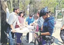  ??  ?? Vecinos de la colonia Del Valle juntan firmas contra el proyecto, hasta el momento tienen más de 400, las cuales entregarán a la delegación.