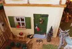  ??  ?? Dieses schwäbisch­e Haus mit vielen weihnachtl­ichen Details hat Arno Ruhland selbst gebaut.