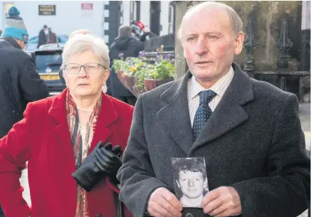  ?? MARTIN MCKEOWN ?? Inquest: Patrick Mcelhone’s sister Mary Mccourt and brother Michael with a photograph of Patrick