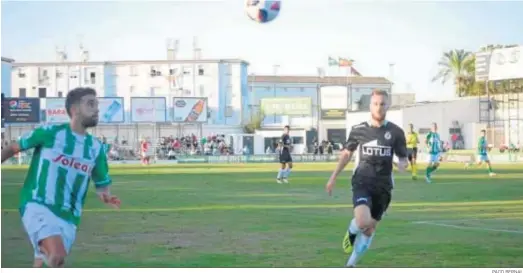  ?? PACO BERNAL ?? Pierre persigue a un jugador del Sanluqueño, ayer en El Palmar.