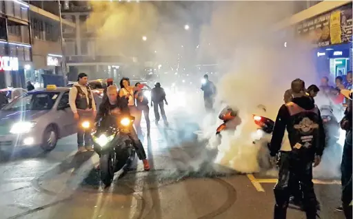  ?? PICTURE: DAVID RITCHIE ?? ‘NO SIGNIFICAN­T TRAFFIC VIOLATION’: Bikers bring Long Street to a standstill by revving their machines and performing doughnuts.