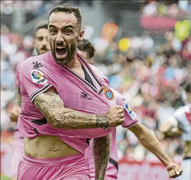  ?? FOTO: SIRVENT ?? Darder, desatado, celebrando su gol, el que abrió el camino de la sufrida y celebrada victoria del Espanyol