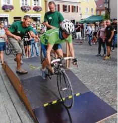  ?? Foto: König ?? Und ab geht’s für diese Radlerin auf den Harburger Bock. Die Rennradstr­ecke war mit zwei Kilometer Länge zwar kurz, aber auch knackig steil.