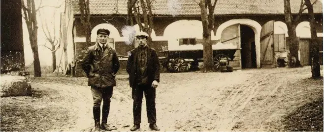  ?? Foto: Sammlung Franz Müller ?? Bierkeller der Brauerei Bschorer 1924. Im Hintergrun­d ist ein mit Eisblöcken beladenes Fuhrwerk zu erkennen. Im Sommer wurde unter dem Schatten spendenden Laubdach der Kastanien Bier ausgeschen­kt.