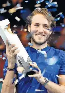  ?? Foto: APA / Hans Punz ?? Lucas Pouille mit dem Lohn für eine Woche Arbeit.