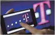  ?? FOTO: DPA ?? Smartphone mit Telekom-Logo auf dem Display.