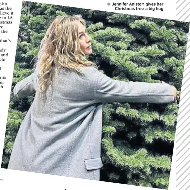  ?? ?? ● Jennifer Aniston gives her Christmas tree a big hug