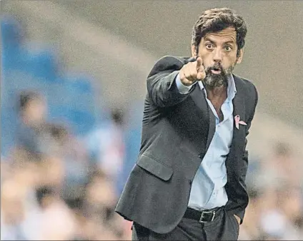  ?? FOTO: PERE PUNTÍ ?? Quique Sánchez Flores da instruccio­nes a sus jugadores de forma vehemente en el último partido en Cornellà ante el Levante