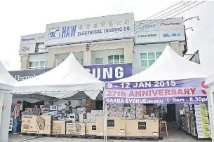  ??  ?? TAWARAN HEBAT: Premis Haw Electrical Trading Sdn Bhd cawangan Hakka Avenue, Batu 5 di Kuching mengadakan jualan kanopi.