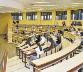  ?? ANDRÉS RODRÍGUEZ ?? Exámenes en un aula de la UEx, en una fotografía de archivo.